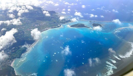 奥武島 - 久米島発那覇行きの機窓から